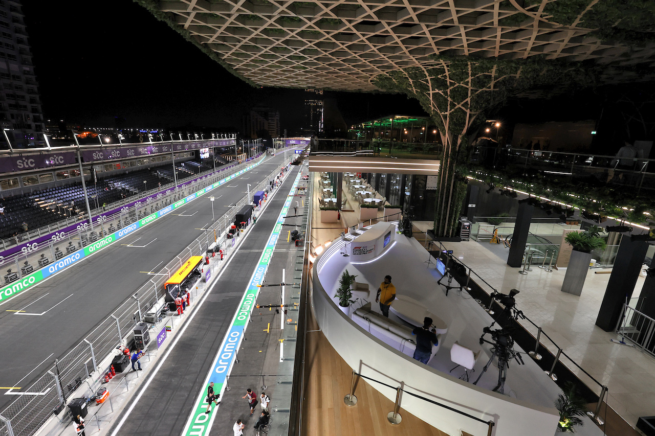 GP ARABIA SAUDITA, Circuit Atmosfera - pit lane.
24.03.2022. Formula 1 World Championship, Rd 2, Saudi Arabian Grand Prix, Jeddah, Saudi Arabia, Preparation Day.
- www.xpbimages.com, EMail: requests@xpbimages.com © Copyright: Moy / XPB Images