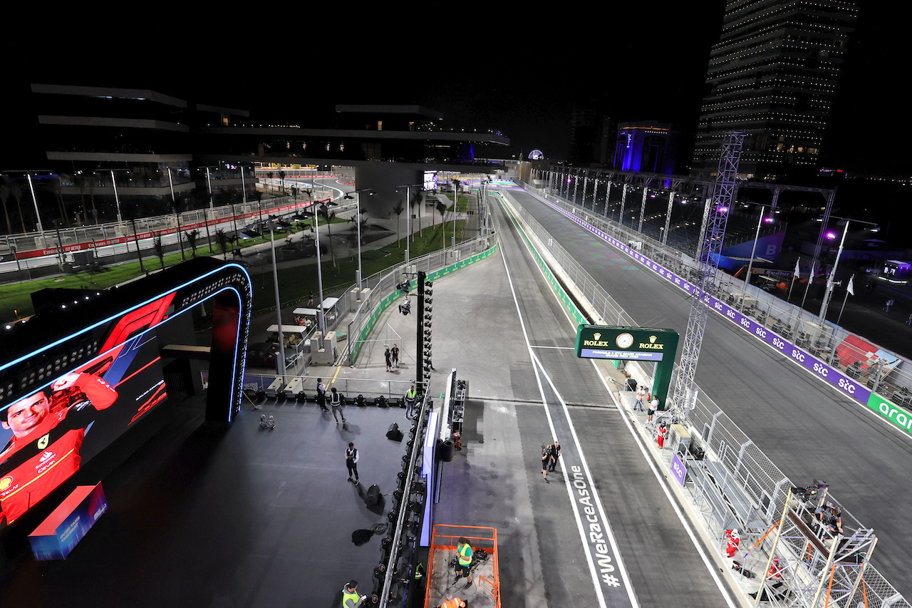 GP ARABIA SAUDITA, Circuit Atmosfera - pit lane.
24.03.2022. Formula 1 World Championship, Rd 2, Saudi Arabian Grand Prix, Jeddah, Saudi Arabia, Preparation Day.
- www.xpbimages.com, EMail: requests@xpbimages.com © Copyright: Moy / XPB Images