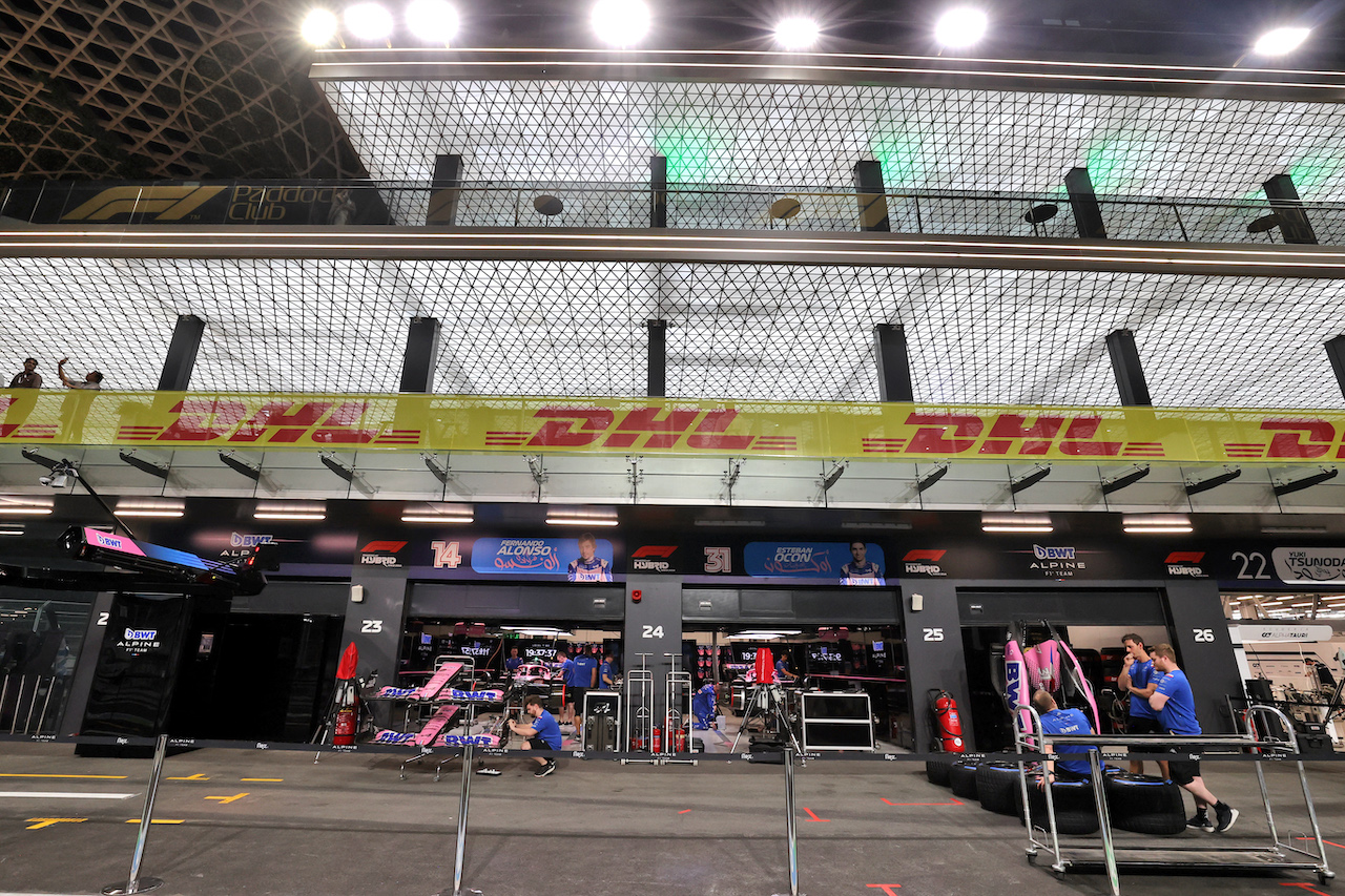 GP ARABIA SAUDITA, Alpine F1 Team pit garages.
24.03.2022. Formula 1 World Championship, Rd 2, Saudi Arabian Grand Prix, Jeddah, Saudi Arabia, Preparation Day.
- www.xpbimages.com, EMail: requests@xpbimages.com © Copyright: Moy / XPB Images