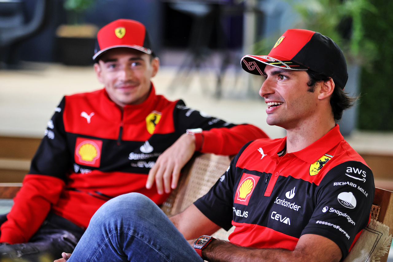GP ARABIA SAUDITA, Carlos Sainz Jr (ESP) Ferrari with team mate Charles Leclerc (MON) Ferrari.
24.03.2022. Formula 1 World Championship, Rd 2, Saudi Arabian Grand Prix, Jeddah, Saudi Arabia, Preparation Day.
- www.xpbimages.com, EMail: requests@xpbimages.com © Copyright: Moy / XPB Images