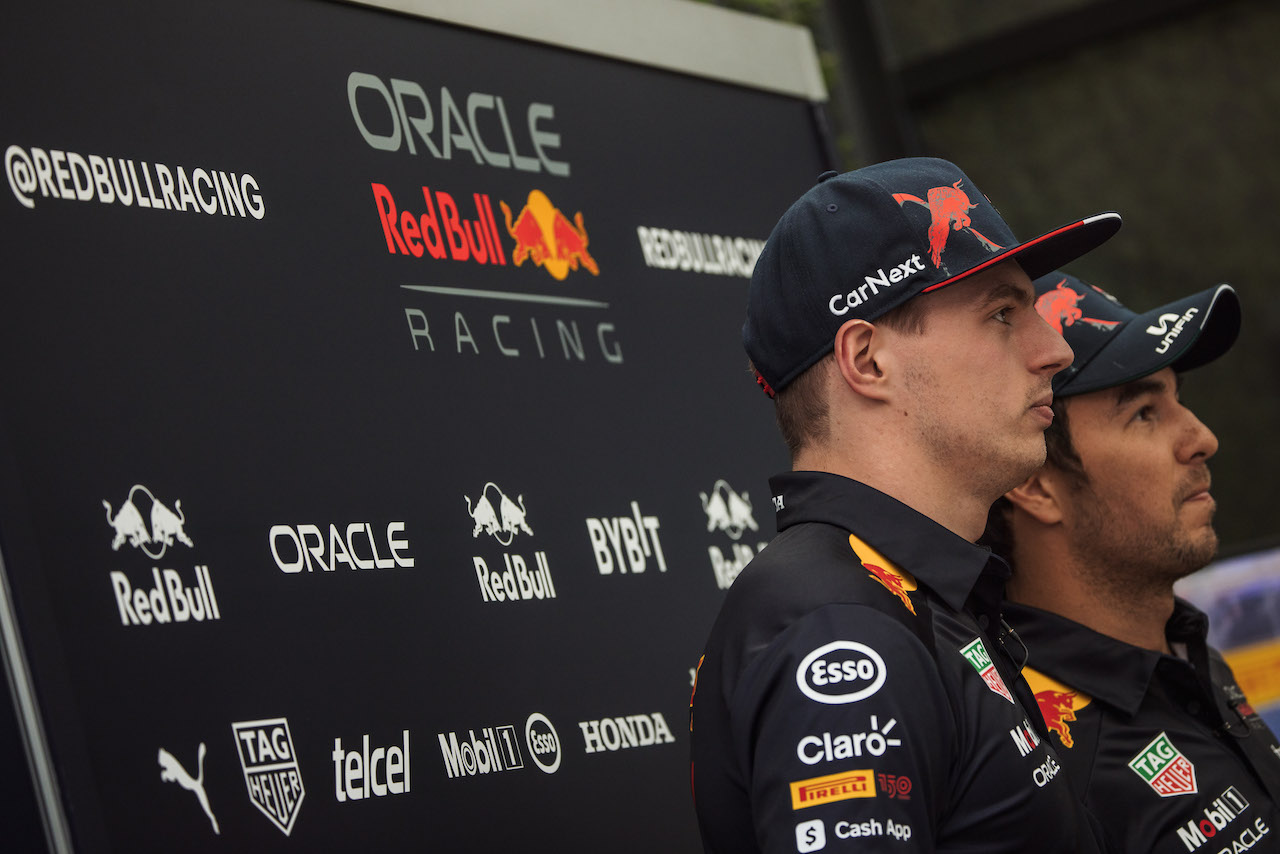 GP ARABIA SAUDITA, (L to R): Max Verstappen (NLD) Red Bull Racing e team mate Sergio Perez (MEX) Red Bull Racing.
24.03.2022. Formula 1 World Championship, Rd 2, Saudi Arabian Grand Prix, Jeddah, Saudi Arabia, Preparation Day.
- www.xpbimages.com, EMail: requests@xpbimages.com © Copyright: Batchelor / XPB Images