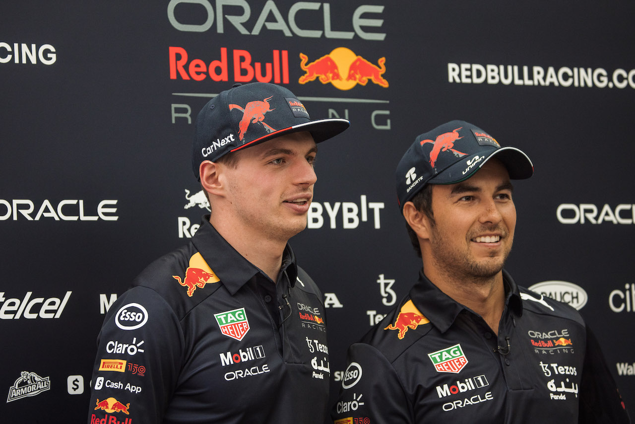 GP ARABIA SAUDITA, (L to R): Max Verstappen (NLD) Red Bull Racing e team mate Sergio Perez (MEX) Red Bull Racing.
24.03.2022. Formula 1 World Championship, Rd 2, Saudi Arabian Grand Prix, Jeddah, Saudi Arabia, Preparation Day.
- www.xpbimages.com, EMail: requests@xpbimages.com © Copyright: Batchelor / XPB Images
