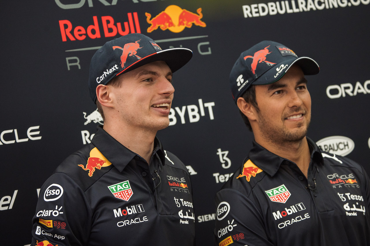 GP ARABIA SAUDITA, (L to R): Max Verstappen (NLD) Red Bull Racing e team mate Sergio Perez (MEX) Red Bull Racing.
24.03.2022. Formula 1 World Championship, Rd 2, Saudi Arabian Grand Prix, Jeddah, Saudi Arabia, Preparation Day.
- www.xpbimages.com, EMail: requests@xpbimages.com © Copyright: Batchelor / XPB Images