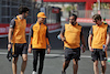 GP ARABIA SAUDITA, Lando Norris (GBR) McLaren walks the circuit with the team.
24.03.2022. Formula 1 World Championship, Rd 2, Saudi Arabian Grand Prix, Jeddah, Saudi Arabia, Preparation Day.
- www.xpbimages.com, EMail: requests@xpbimages.com © Copyright: Bearne / XPB Images