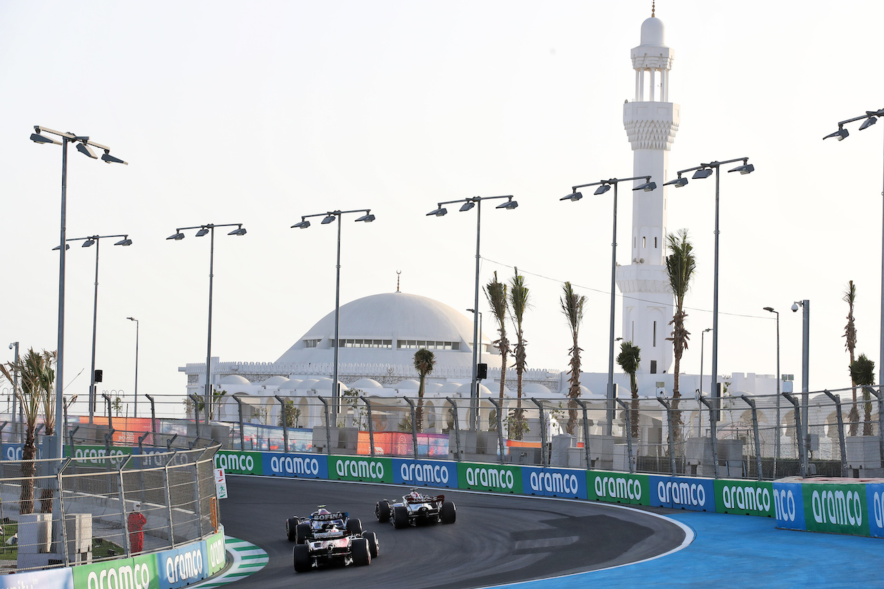 GP ARABIA SAUDITA, Nicholas Latifi (CDN) Williams Racing FW44; George Russell (GBR) Mercedes AMG F1 W13; e Valtteri Bottas (FIN) Alfa Romeo F1 Team C42.
26.03.2022. Formula 1 World Championship, Rd 2, Saudi Arabian Grand Prix, Jeddah, Saudi Arabia, Qualifiche Day.
 - www.xpbimages.com, EMail: requests@xpbimages.com © Copyright: Coates / XPB Images