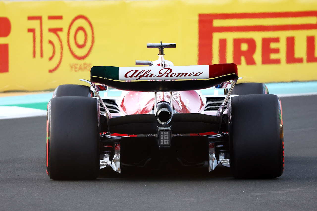 GP ARABIA SAUDITA, Valtteri Bottas (FIN) Alfa Romeo F1 Team C42 rear wing.
26.03.2022. Formula 1 World Championship, Rd 2, Saudi Arabian Grand Prix, Jeddah, Saudi Arabia, Qualifiche Day.
- www.xpbimages.com, EMail: requests@xpbimages.com ¬© Copyright: Batchelor / XPB Images