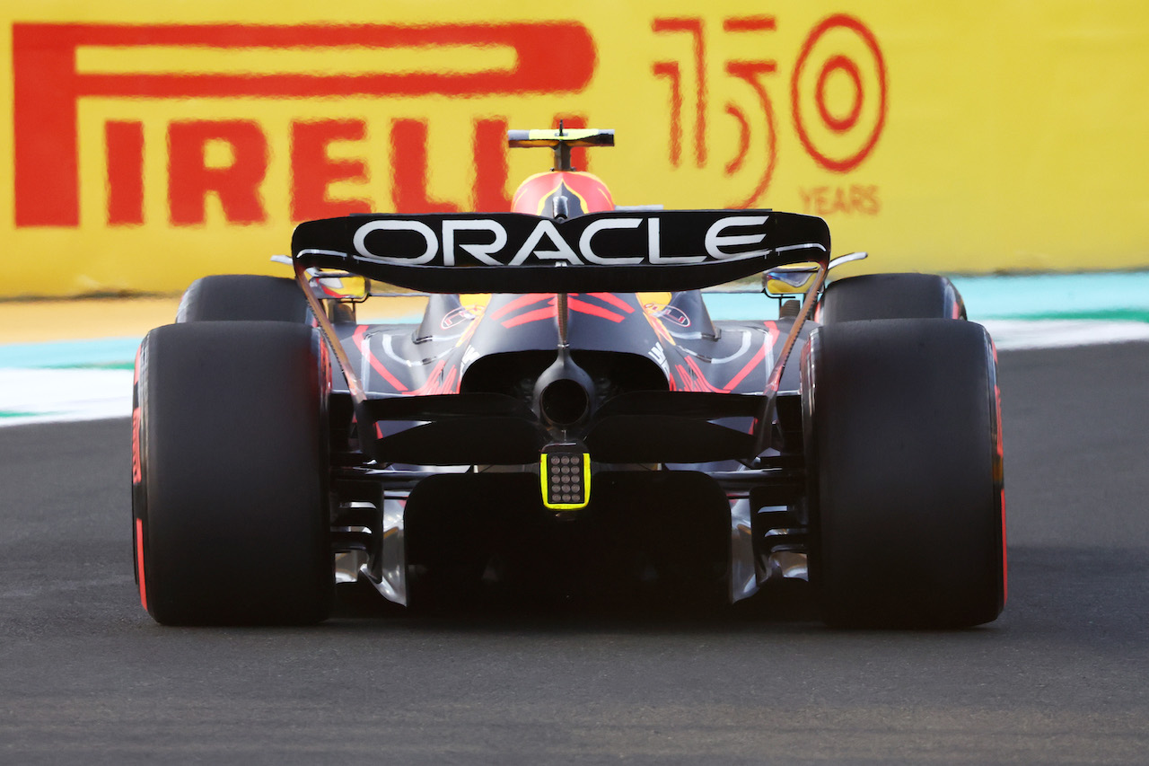 GP ARABIA SAUDITA, Sergio Perez (MEX) Red Bull Racing RB18 rear wing.
26.03.2022. Formula 1 World Championship, Rd 2, Saudi Arabian Grand Prix, Jeddah, Saudi Arabia, Qualifiche Day.
- www.xpbimages.com, EMail: requests@xpbimages.com ¬© Copyright: Batchelor / XPB Images