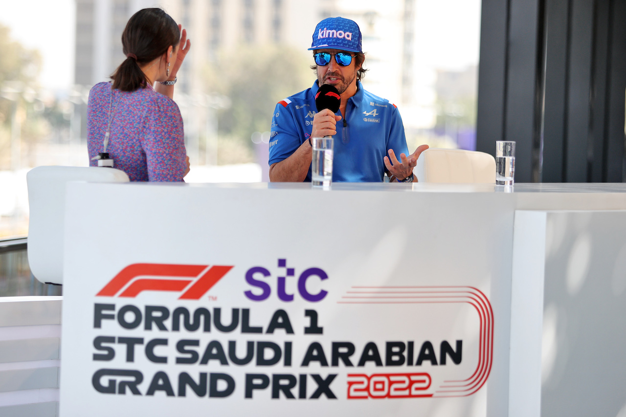 GP ARABIA SAUDITA, (L to R): Laura Winter (GBR) F1 Presenter with Fernando Alonso (ESP) Alpine F1 Team.
26.03.2022. Formula 1 World Championship, Rd 2, Saudi Arabian Grand Prix, Jeddah, Saudi Arabia, Qualifiche Day.
- www.xpbimages.com, EMail: requests@xpbimages.com © Copyright: Moy / XPB Images