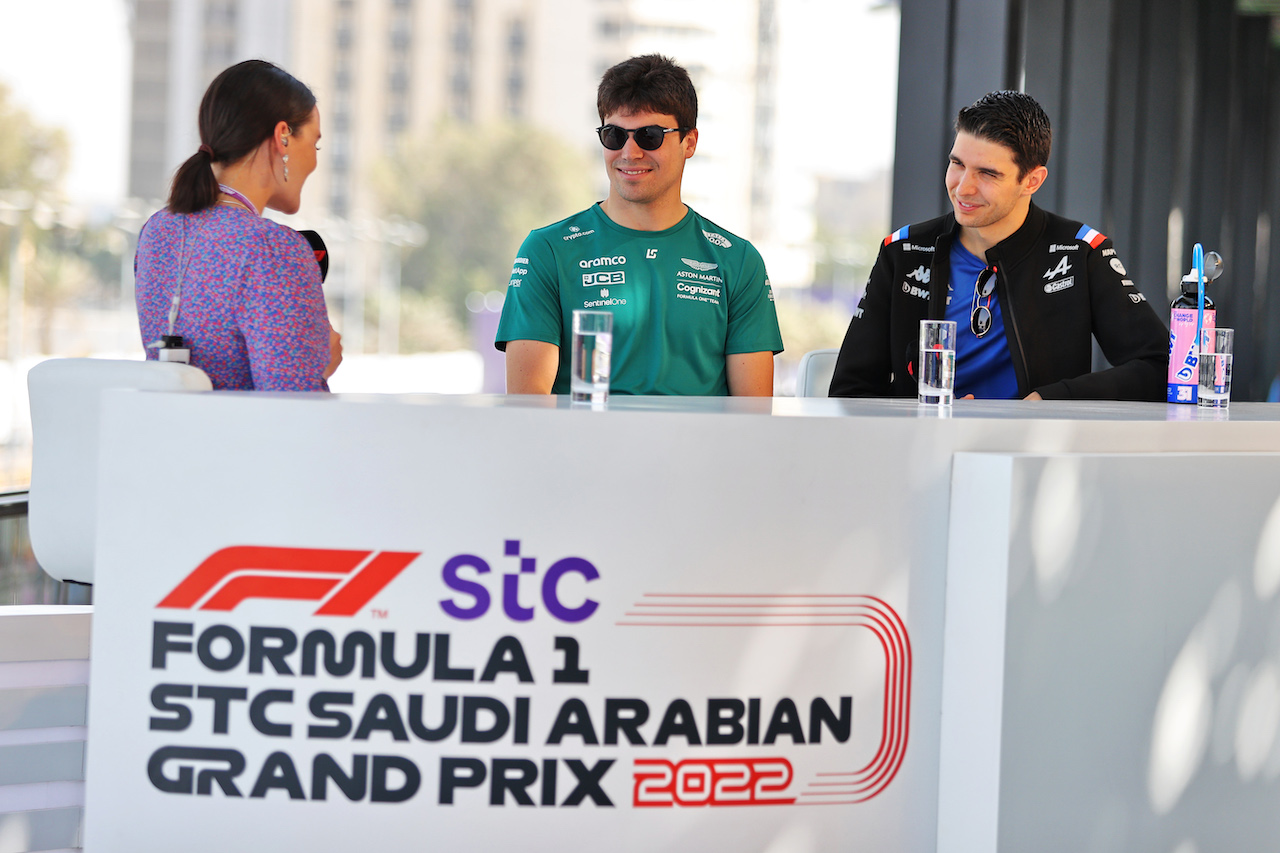 GP ARABIA SAUDITA, (L to R): Laura Winter (GBR) F1 Presenter with Lance Stroll (CDN) Aston Martin F1 Team e Esteban Ocon (FRA) Alpine F1 Team.
26.03.2022. Formula 1 World Championship, Rd 2, Saudi Arabian Grand Prix, Jeddah, Saudi Arabia, Qualifiche Day.
- www.xpbimages.com, EMail: requests@xpbimages.com © Copyright: Moy / XPB Images
