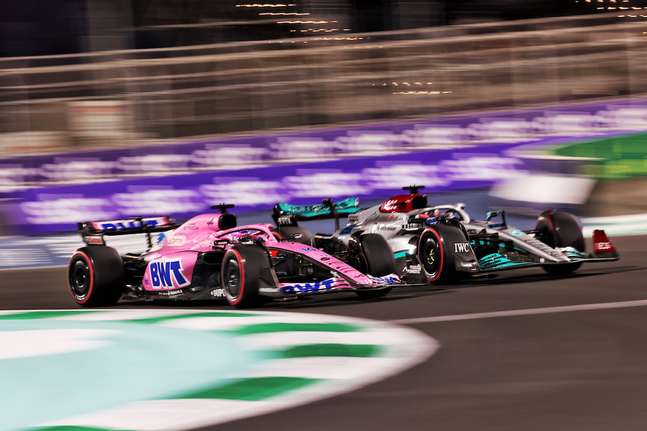 GP ARABIA SAUDITA, Fernando Alonso (ESP) Alpine F1 Team A522 e George Russell (GBR) Mercedes AMG F1 W13.
26.03.2022. Formula 1 World Championship, Rd 2, Saudi Arabian Grand Prix, Jeddah, Saudi Arabia, Qualifiche Day.
- www.xpbimages.com, EMail: requests@xpbimages.com © Copyright: Charniaux / XPB Images
