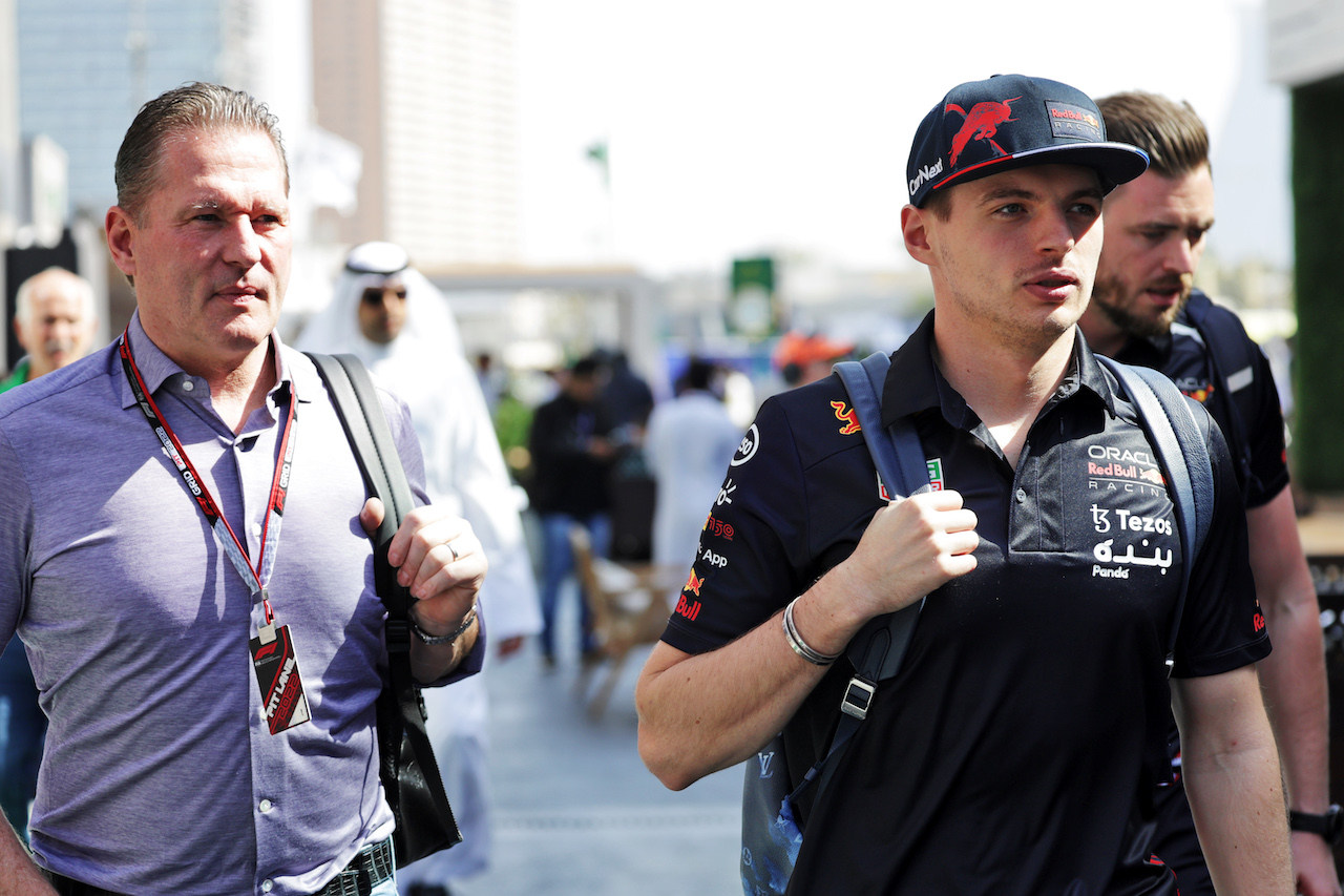 GP ARABIA SAUDITA, Max Verstappen (NLD) Red Bull Racing with his father Jos Verstappen (NLD).
26.03.2022. Formula 1 World Championship, Rd 2, Saudi Arabian Grand Prix, Jeddah, Saudi Arabia, Qualifiche Day.
- www.xpbimages.com, EMail: requests@xpbimages.com © Copyright: Bearne / XPB Images