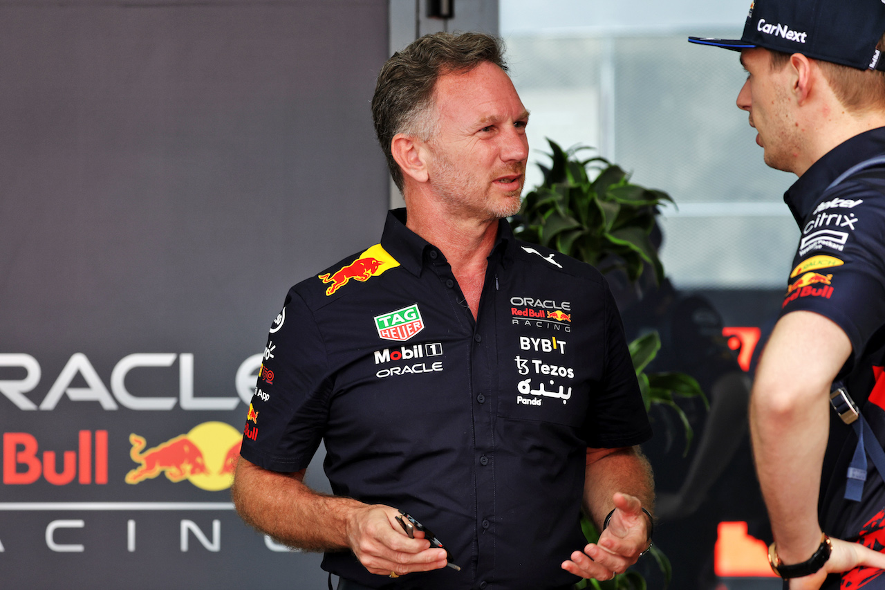 GP ARABIA SAUDITA, (L to R): Christian Horner (GBR) Red Bull Racing Team Principal with Max Verstappen (NLD) Red Bull Racing.
26.03.2022. Formula 1 World Championship, Rd 2, Saudi Arabian Grand Prix, Jeddah, Saudi Arabia, Qualifiche Day.
- www.xpbimages.com, EMail: requests@xpbimages.com © Copyright: Bearne / XPB Images