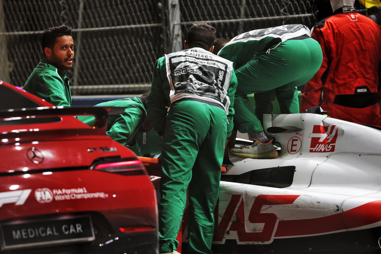 GP ARABIA SAUDITA, Mick Schumacher (GER) is extracted from his Haas VF-22 after he crashed during qualifying.
26.03.2022. Formula 1 World Championship, Rd 2, Saudi Arabian Grand Prix, Jeddah, Saudi Arabia, Qualifiche Day.
- www.xpbimages.com, EMail: requests@xpbimages.com © Copyright: Bearne / XPB Images