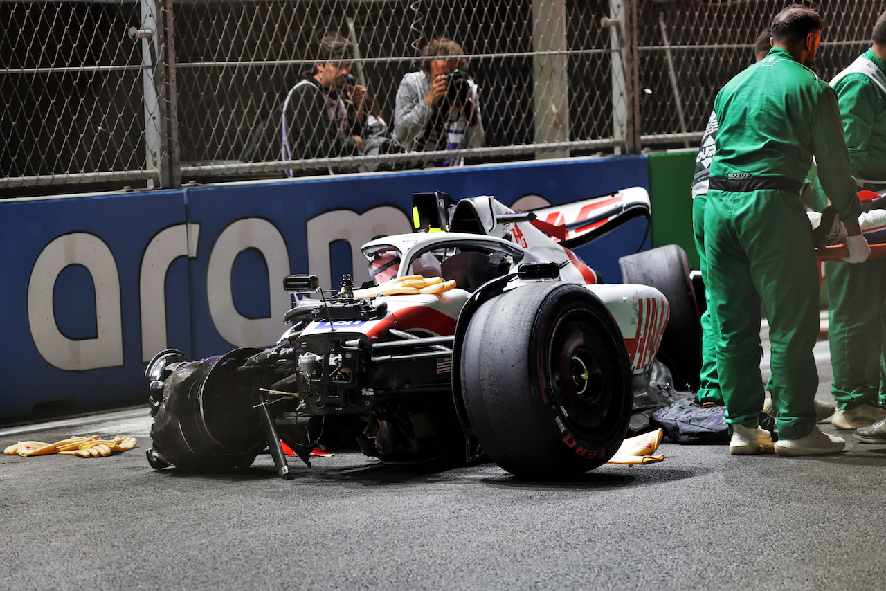 GP ARABIA SAUDITA, Mick Schumacher (GER) is extracted from his Haas VF-22 after he crashed during qualifying.
26.03.2022. Formula 1 World Championship, Rd 2, Saudi Arabian Grand Prix, Jeddah, Saudi Arabia, Qualifiche Day.
- www.xpbimages.com, EMail: requests@xpbimages.com © Copyright: Bearne / XPB Images