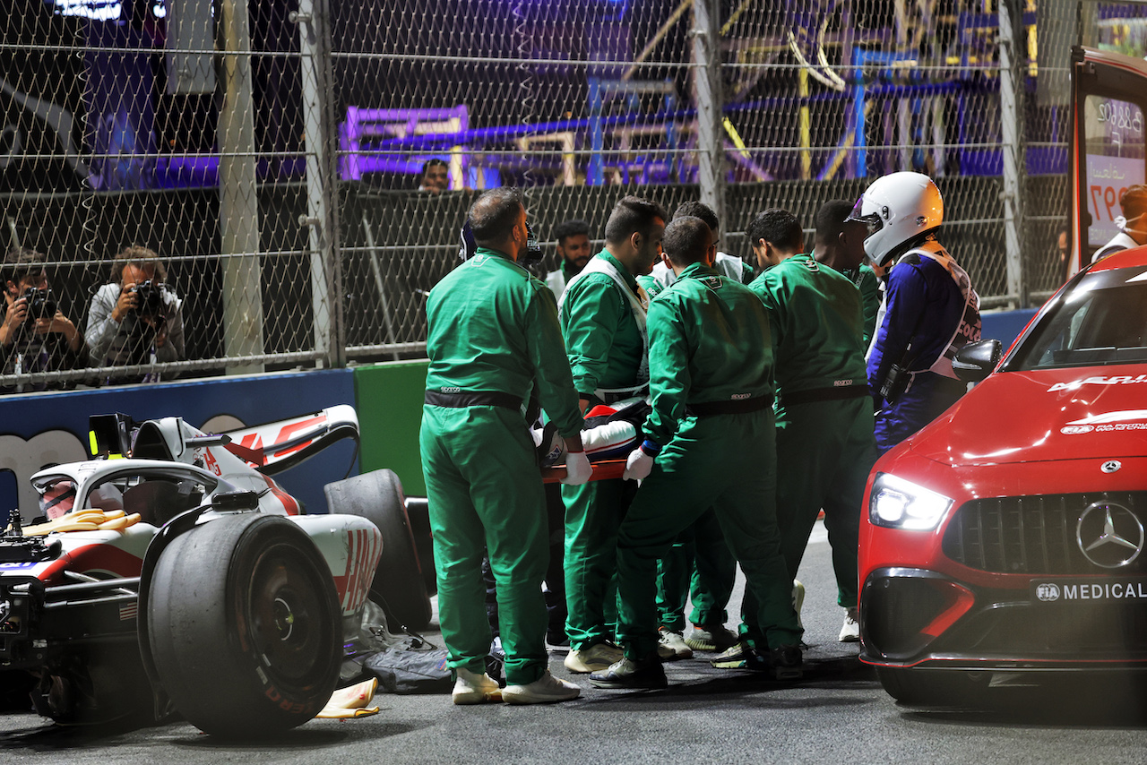 GP ARABIA SAUDITA, Mick Schumacher (GER) is extracted from his Haas VF-22 e placed into an ambulance after he crashed during qualifying.
26.03.2022. Formula 1 World Championship, Rd 2, Saudi Arabian Grand Prix, Jeddah, Saudi Arabia, Qualifiche Day.
- www.xpbimages.com, EMail: requests@xpbimages.com © Copyright: Bearne / XPB Images