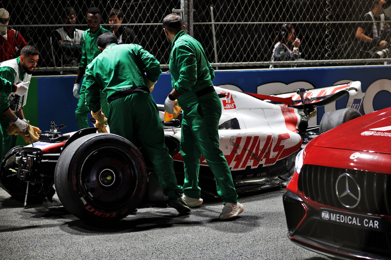 GP ARABIA SAUDITA, The Haas VF-22 of Mick Schumacher (GER) Haas F1 Team after he crashed in qualifying.
26.03.2022. Formula 1 World Championship, Rd 2, Saudi Arabian Grand Prix, Jeddah, Saudi Arabia, Qualifiche Day.
- www.xpbimages.com, EMail: requests@xpbimages.com © Copyright: Bearne / XPB Images