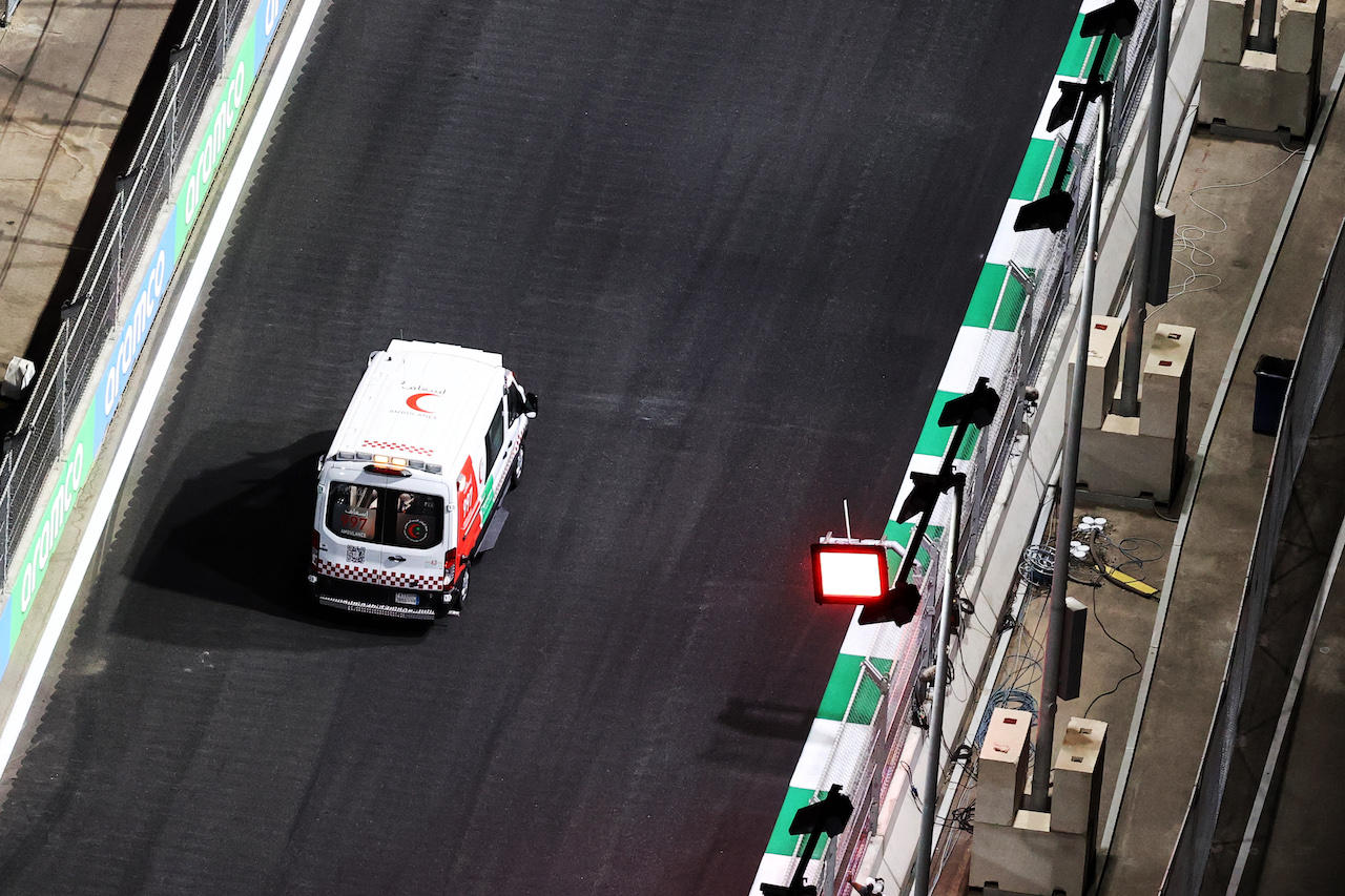 GP ARABIA SAUDITA, Mick Schumacher (GER) Haas F1 Team taken away in an ambulance after he crashed during qualifying.
26.03.2022. Formula 1 World Championship, Rd 2, Saudi Arabian Grand Prix, Jeddah, Saudi Arabia, Qualifiche Day.
- www.xpbimages.com, EMail: requests@xpbimages.com © Copyright: Moy / XPB Images