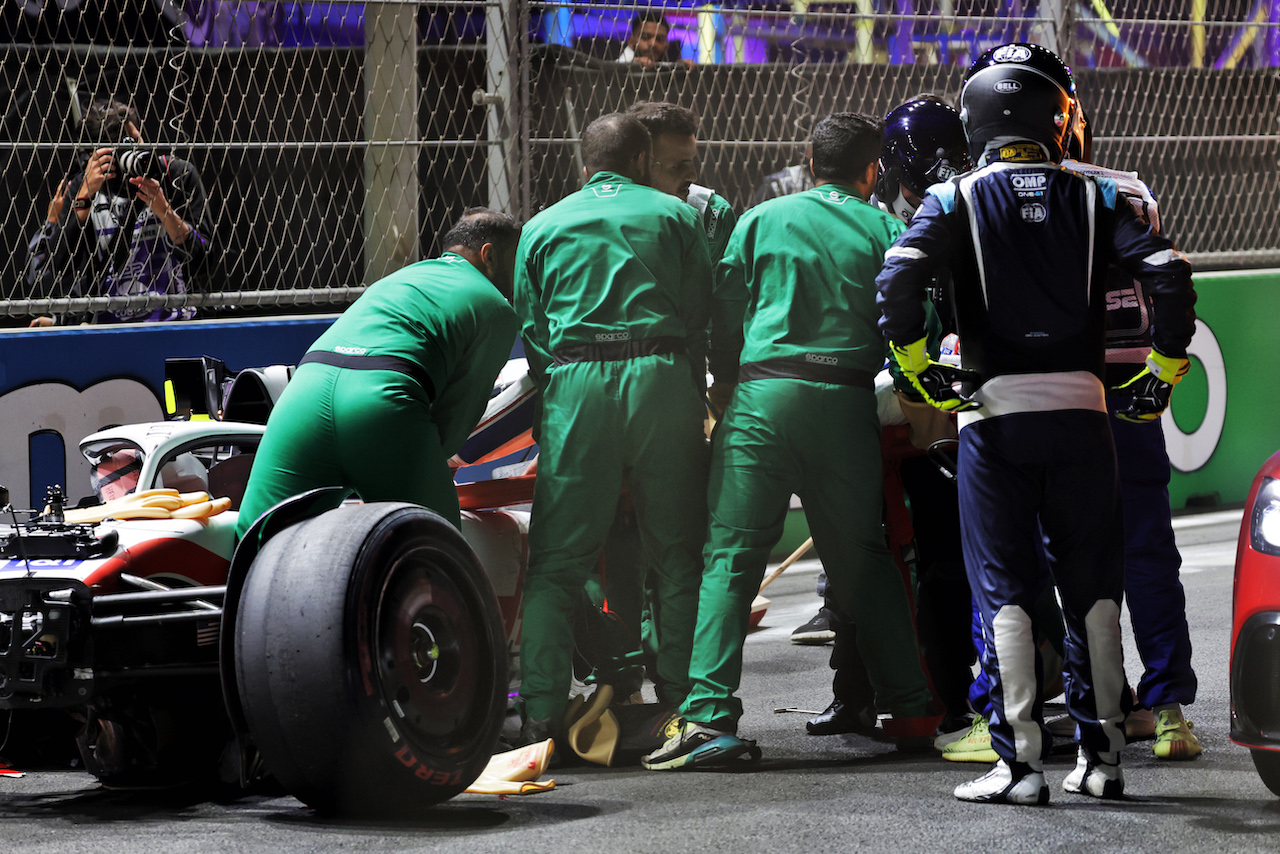 GP ARABIA SAUDITA, Mick Schumacher (GER) is extracted from his Haas VF-22 e placed into an ambulance after he crashed during qualifying.
26.03.2022. Formula 1 World Championship, Rd 2, Saudi Arabian Grand Prix, Jeddah, Saudi Arabia, Qualifiche Day.
- www.xpbimages.com, EMail: requests@xpbimages.com © Copyright: Bearne / XPB Images