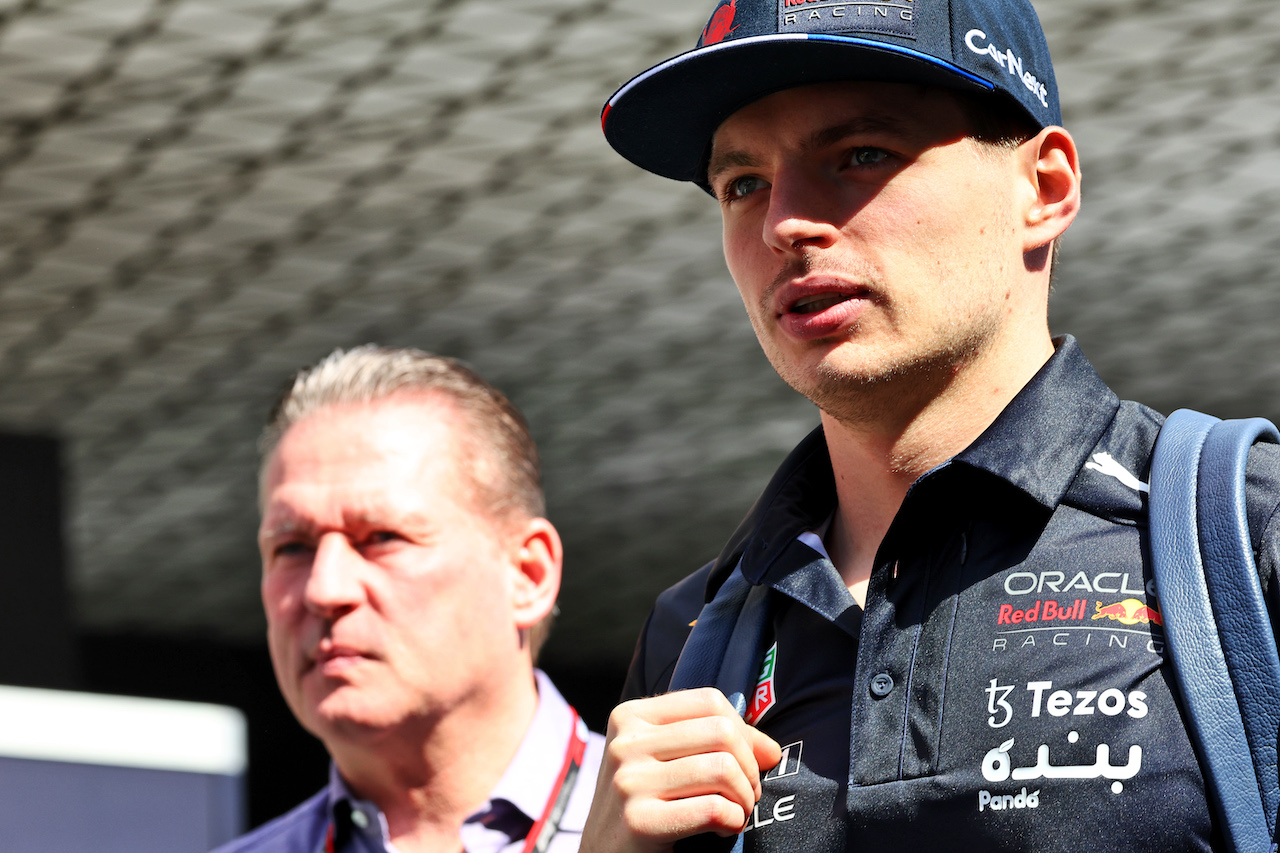 GP ARABIA SAUDITA, Max Verstappen (NLD) Red Bull Racing with his father Jos Verstappen (NLD).
26.03.2022. Formula 1 World Championship, Rd 2, Saudi Arabian Grand Prix, Jeddah, Saudi Arabia, Qualifiche Day.
- www.xpbimages.com, EMail: requests@xpbimages.com © Copyright: Batchelor / XPB Images