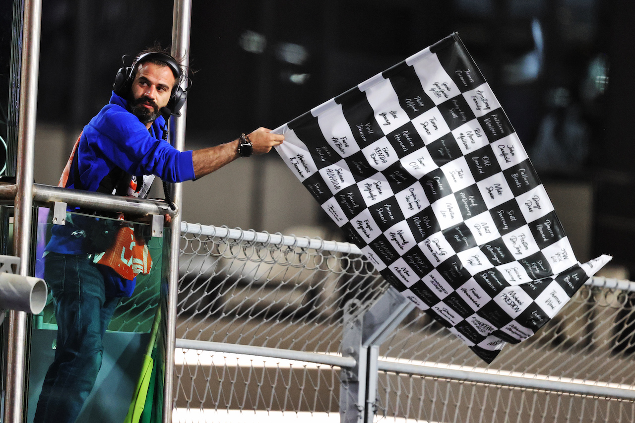 GP ARABIA SAUDITA, Circuit Atmosfera - chequered flag is waved.
26.03.2022. Formula 1 World Championship, Rd 2, Saudi Arabian Grand Prix, Jeddah, Saudi Arabia, Qualifiche Day.
- www.xpbimages.com, EMail: requests@xpbimages.com © Copyright: Moy / XPB Images