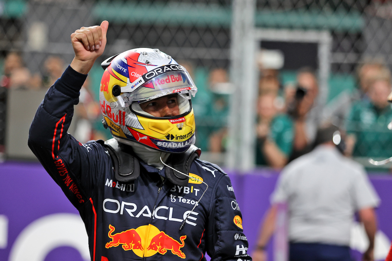 GP ARABIA SAUDITA, Sergio Perez (MEX) Red Bull Racing celebrates his pole position in qualifying parc ferme.
26.03.2022. Formula 1 World Championship, Rd 2, Saudi Arabian Grand Prix, Jeddah, Saudi Arabia, Qualifiche Day.
- www.xpbimages.com, EMail: requests@xpbimages.com © Copyright: Moy / XPB Images