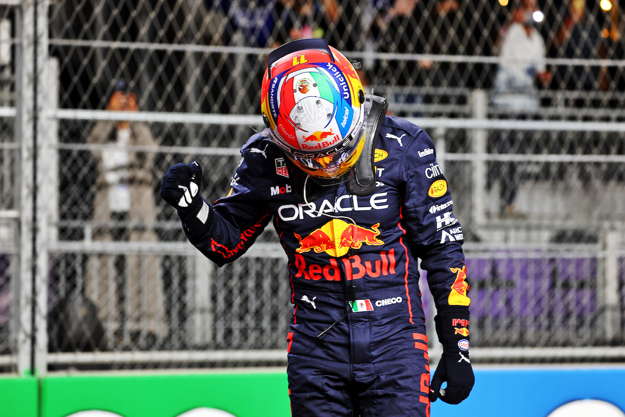 GP ARABIA SAUDITA, Sergio Perez (MEX) Red Bull Racing celebrates his pole position in qualifying parc ferme.
26.03.2022. Formula 1 World Championship, Rd 2, Saudi Arabian Grand Prix, Jeddah, Saudi Arabia, Qualifiche Day.
- www.xpbimages.com, EMail: requests@xpbimages.com © Copyright: Batchelor / XPB Images