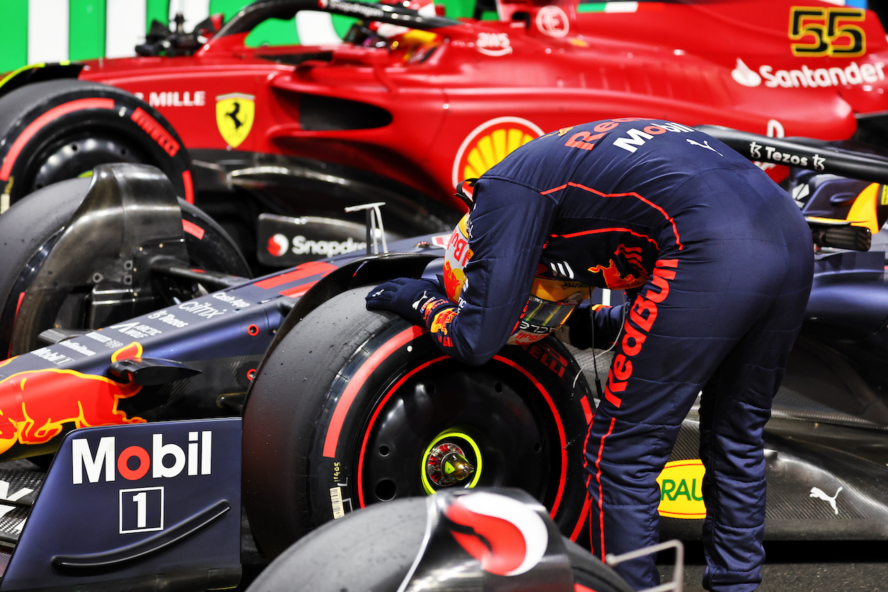 GP ARABIA SAUDITA, Sergio Perez (MEX) Red Bull Racing RB18 celebrates his pole position in qualifying parc ferme.
26.03.2022. Formula 1 World Championship, Rd 2, Saudi Arabian Grand Prix, Jeddah, Saudi Arabia, Qualifiche Day.
- www.xpbimages.com, EMail: requests@xpbimages.com © Copyright: Batchelor / XPB Images