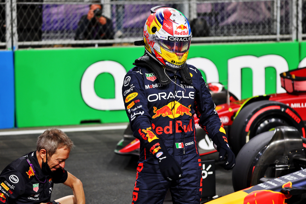 GP ARABIA SAUDITA, Sergio Perez (MEX) Red Bull Racing celebrates his pole position in qualifying parc ferme.
26.03.2022. Formula 1 World Championship, Rd 2, Saudi Arabian Grand Prix, Jeddah, Saudi Arabia, Qualifiche Day.
- www.xpbimages.com, EMail: requests@xpbimages.com © Copyright: Batchelor / XPB Images