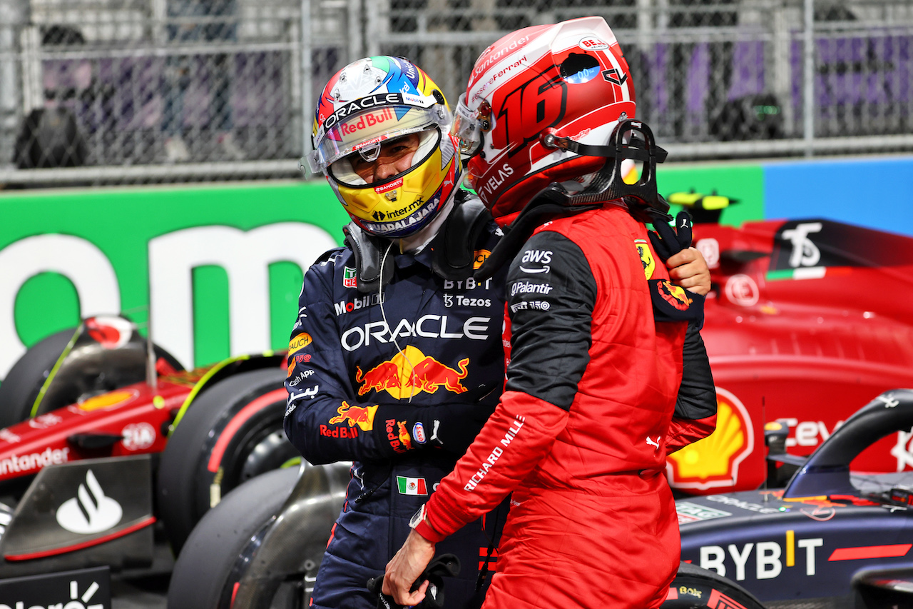 GP ARABIA SAUDITA, Sergio Perez (MEX) Red Bull Racing celebrates his pole position in qualifying parc ferme with Charles Leclerc (MON) Ferrari.
26.03.2022. Formula 1 World Championship, Rd 2, Saudi Arabian Grand Prix, Jeddah, Saudi Arabia, Qualifiche Day.
- www.xpbimages.com, EMail: requests@xpbimages.com © Copyright: Batchelor / XPB Images