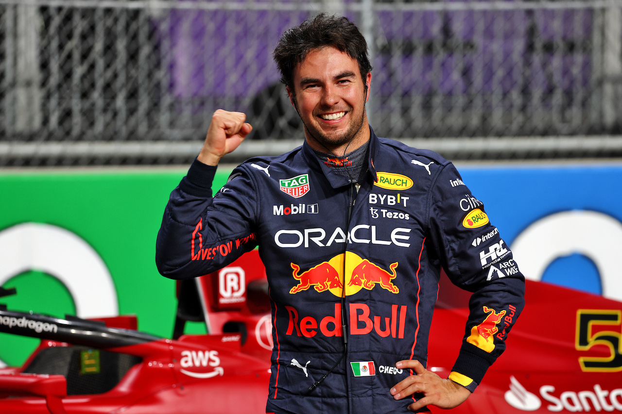 GP ARABIA SAUDITA, Sergio Perez (MEX) Red Bull Racing celebrates his pole position in qualifying parc ferme.
26.03.2022. Formula 1 World Championship, Rd 2, Saudi Arabian Grand Prix, Jeddah, Saudi Arabia, Qualifiche Day.
- www.xpbimages.com, EMail: requests@xpbimages.com © Copyright: Batchelor / XPB Images