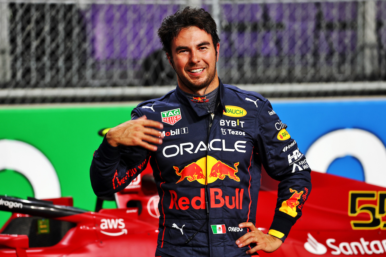 GP ARABIA SAUDITA, Sergio Perez (MEX) Red Bull Racing celebrates his pole position in qualifying parc ferme.
26.03.2022. Formula 1 World Championship, Rd 2, Saudi Arabian Grand Prix, Jeddah, Saudi Arabia, Qualifiche Day.
- www.xpbimages.com, EMail: requests@xpbimages.com © Copyright: Batchelor / XPB Images