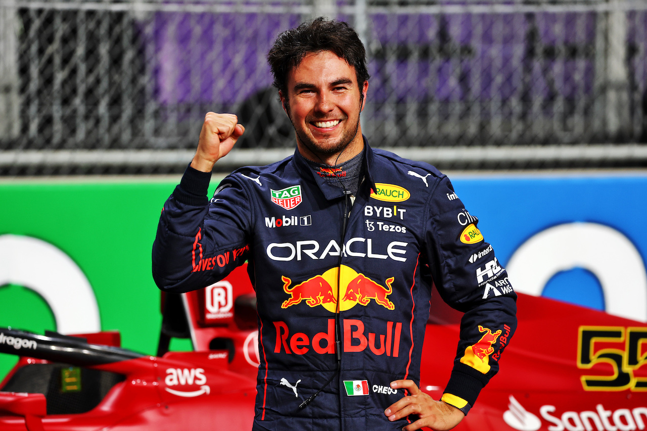 GP ARABIA SAUDITA, Sergio Perez (MEX) Red Bull Racing celebrates his pole position in qualifying parc ferme.
26.03.2022. Formula 1 World Championship, Rd 2, Saudi Arabian Grand Prix, Jeddah, Saudi Arabia, Qualifiche Day.
- www.xpbimages.com, EMail: requests@xpbimages.com © Copyright: Batchelor / XPB Images
