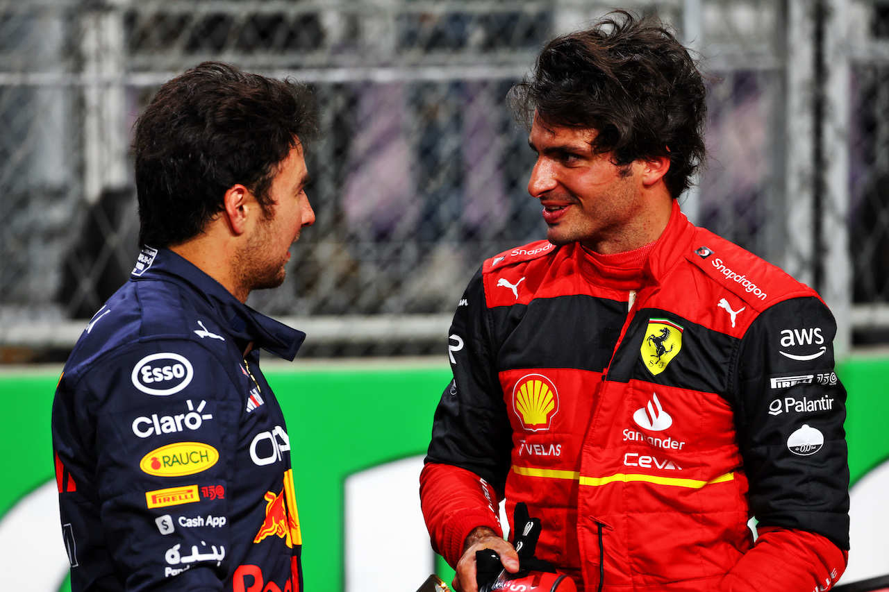 GP ARABIA SAUDITA, (L to R): Pole sitter Sergio Perez (MEX) Red Bull Racing with Carlos Sainz Jr (ESP) Ferrari in qualifying parc ferme.
26.03.2022. Formula 1 World Championship, Rd 2, Saudi Arabian Grand Prix, Jeddah, Saudi Arabia, Qualifiche Day.
- www.xpbimages.com, EMail: requests@xpbimages.com © Copyright: Batchelor / XPB Images