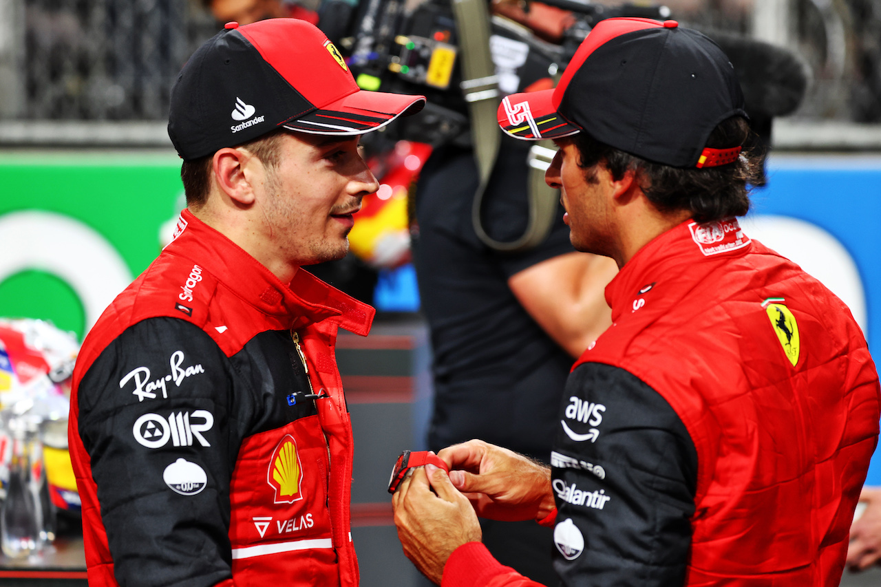 GP ARABIA SAUDITA, (L to R): Charles Leclerc (MON) Ferrari with team mate Carlos Sainz Jr (ESP) Ferrari in qualifying parc ferme.
26.03.2022. Formula 1 World Championship, Rd 2, Saudi Arabian Grand Prix, Jeddah, Saudi Arabia, Qualifiche Day.
- www.xpbimages.com, EMail: requests@xpbimages.com © Copyright: Batchelor / XPB Images