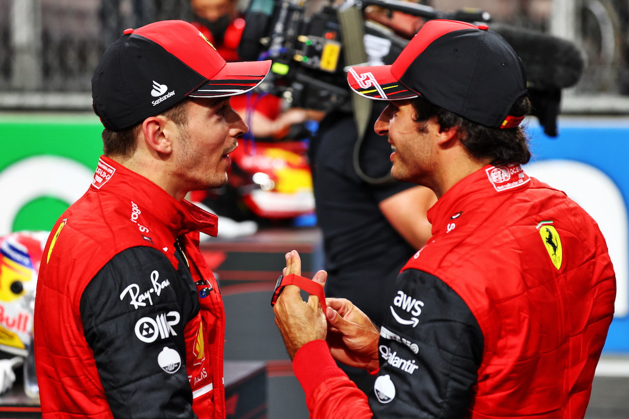 GP ARABIA SAUDITA, (L to R): Charles Leclerc (MON) Ferrari with team mate Carlos Sainz Jr (ESP) Ferrari in qualifying parc ferme.
26.03.2022. Formula 1 World Championship, Rd 2, Saudi Arabian Grand Prix, Jeddah, Saudi Arabia, Qualifiche Day.
- www.xpbimages.com, EMail: requests@xpbimages.com © Copyright: Batchelor / XPB Images