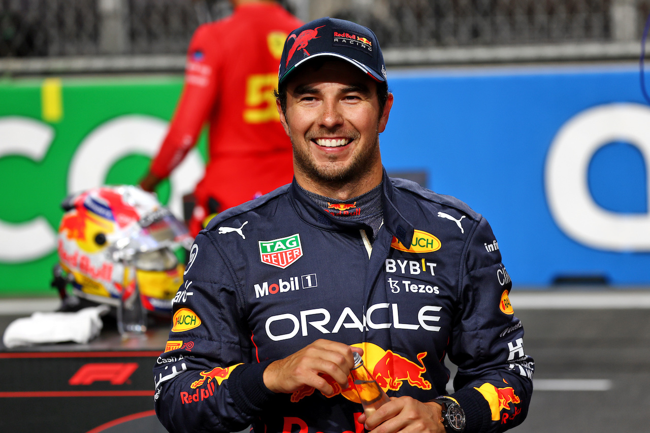 GP ARABIA SAUDITA, Sergio Perez (MEX) Red Bull Racing celebrates his pole position in qualifying parc ferme.
26.03.2022. Formula 1 World Championship, Rd 2, Saudi Arabian Grand Prix, Jeddah, Saudi Arabia, Qualifiche Day.
- www.xpbimages.com, EMail: requests@xpbimages.com © Copyright: Batchelor / XPB Images