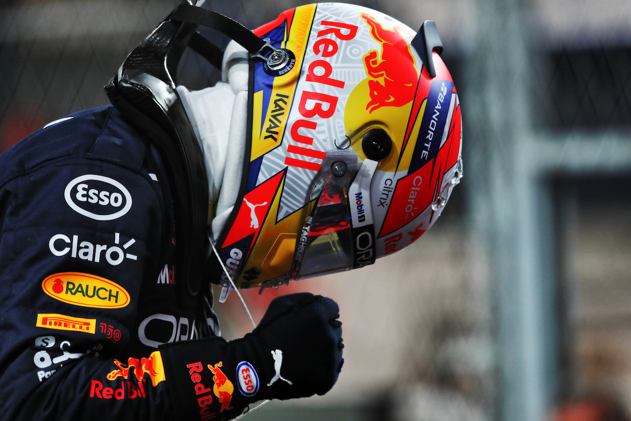GP ARABIA SAUDITA, Sergio Perez (MEX) Red Bull Racing celebrates his pole position in qualifying parc ferme.
26.03.2022. Formula 1 World Championship, Rd 2, Saudi Arabian Grand Prix, Jeddah, Saudi Arabia, Qualifiche Day.
 - www.xpbimages.com, EMail: requests@xpbimages.com © Copyright: Coates / XPB Images