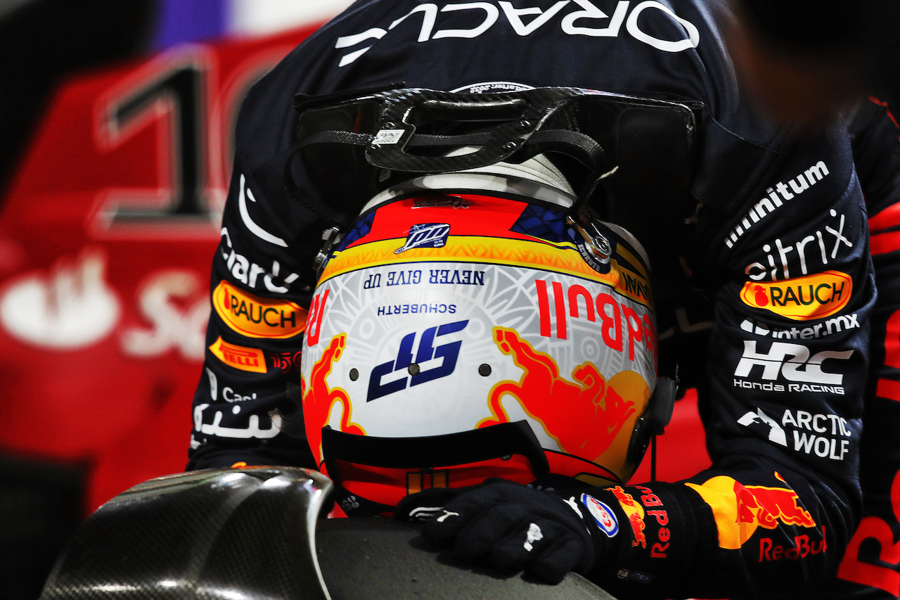 GP ARABIA SAUDITA, Sergio Perez (MEX) Red Bull Racing celebrates his pole position in qualifying parc ferme.
26.03.2022. Formula 1 World Championship, Rd 2, Saudi Arabian Grand Prix, Jeddah, Saudi Arabia, Qualifiche Day.
 - www.xpbimages.com, EMail: requests@xpbimages.com © Copyright: Coates / XPB Images