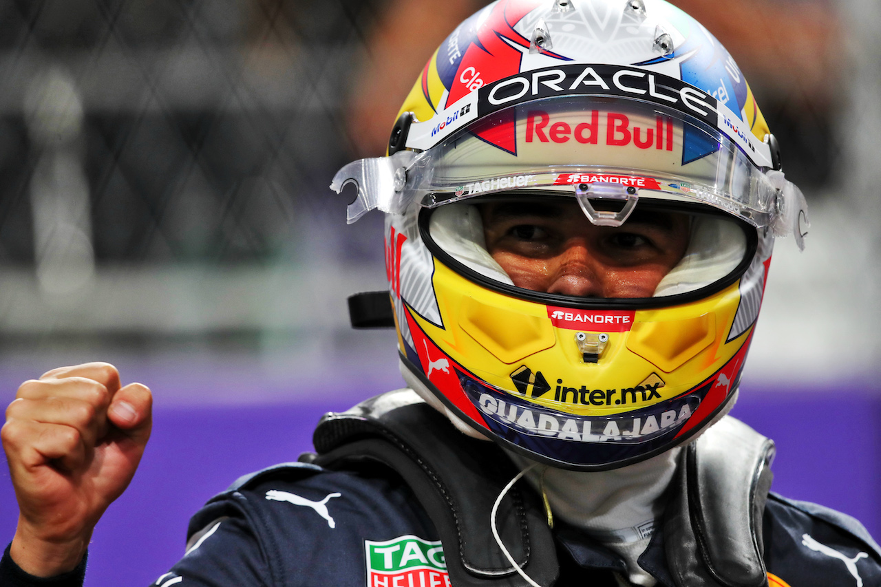GP ARABIA SAUDITA, Sergio Perez (MEX) Red Bull Racing celebrates his pole position in qualifying parc ferme.
26.03.2022. Formula 1 World Championship, Rd 2, Saudi Arabian Grand Prix, Jeddah, Saudi Arabia, Qualifiche Day.
 - www.xpbimages.com, EMail: requests@xpbimages.com © Copyright: Coates / XPB Images