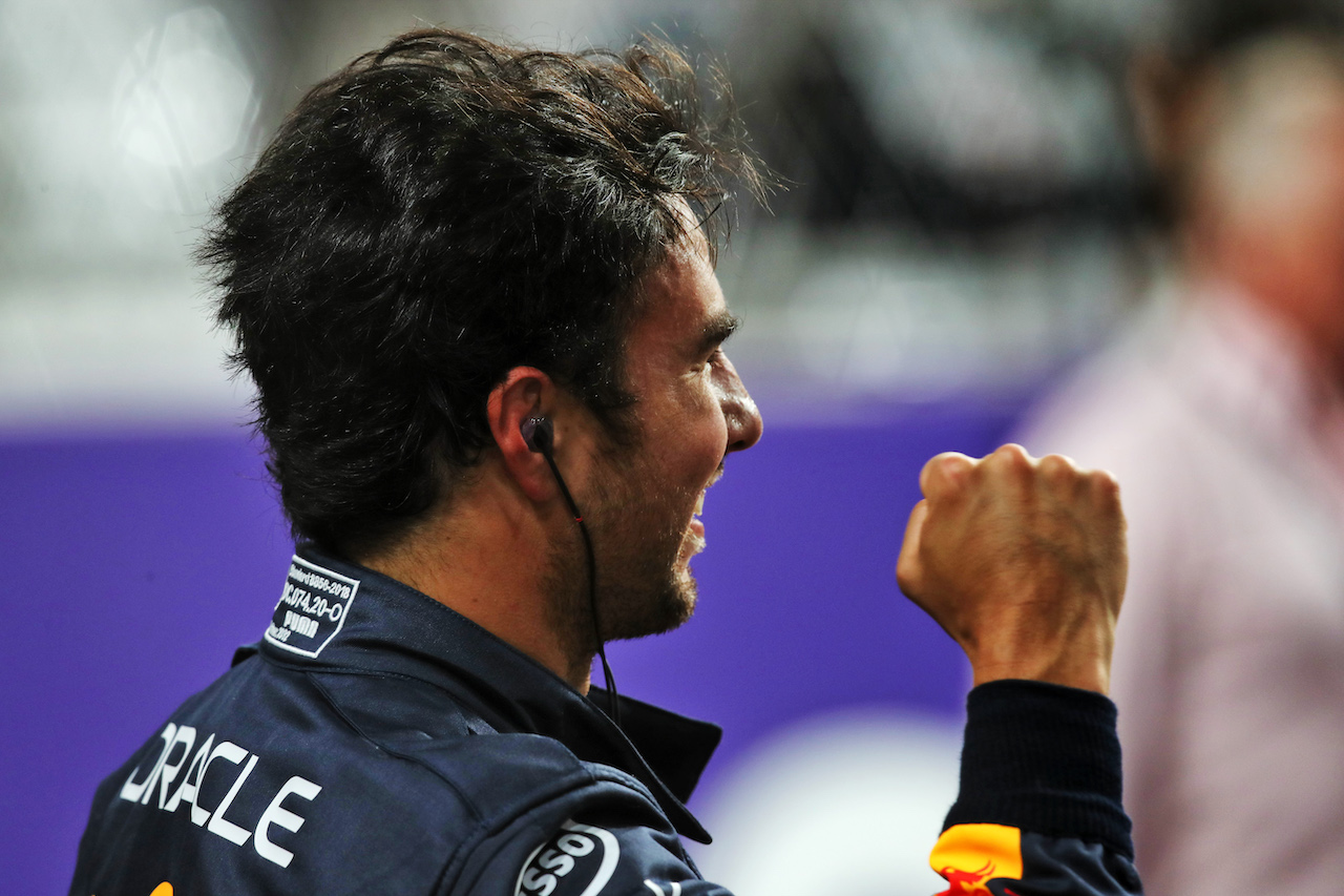 GP ARABIA SAUDITA, Sergio Perez (MEX) Red Bull Racing celebrates his pole position in qualifying parc ferme.
26.03.2022. Formula 1 World Championship, Rd 2, Saudi Arabian Grand Prix, Jeddah, Saudi Arabia, Qualifiche Day.
 - www.xpbimages.com, EMail: requests@xpbimages.com © Copyright: Coates / XPB Images