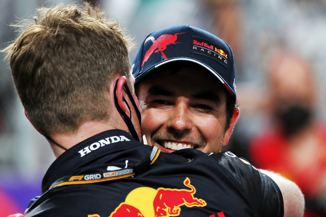 GP ARABIA SAUDITA, Sergio Perez (MEX) Red Bull Racing celebrates his pole position in qualifying parc ferme.
26.03.2022. Formula 1 World Championship, Rd 2, Saudi Arabian Grand Prix, Jeddah, Saudi Arabia, Qualifiche Day.
 - www.xpbimages.com, EMail: requests@xpbimages.com © Copyright: Coates / XPB Images