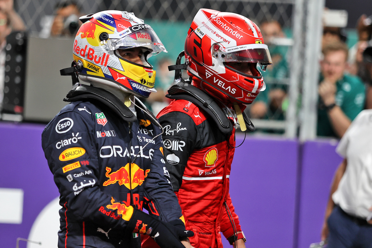 GP ARABIA SAUDITA, Pole sitter Sergio Perez (MEX) Red Bull Racing in qualifying parc ferme with Charles Leclerc (MON) Ferrari.
26.03.2022. Formula 1 World Championship, Rd 2, Saudi Arabian Grand Prix, Jeddah, Saudi Arabia, Qualifiche Day.
 - www.xpbimages.com, EMail: requests@xpbimages.com © Copyright: Coates / XPB Images