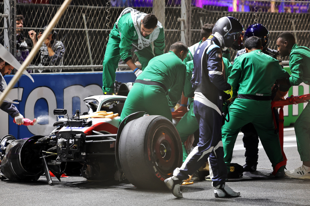 GP ARABIA SAUDITA, Mick Schumacher (GER) is extracted from his Haas VF-22 e placed into an ambulance after he crashed during qualifying.
26.03.2022. Formula 1 World Championship, Rd 2, Saudi Arabian Grand Prix, Jeddah, Saudi Arabia, Qualifiche Day.
- www.xpbimages.com, EMail: requests@xpbimages.com © Copyright: Bearne / XPB Images