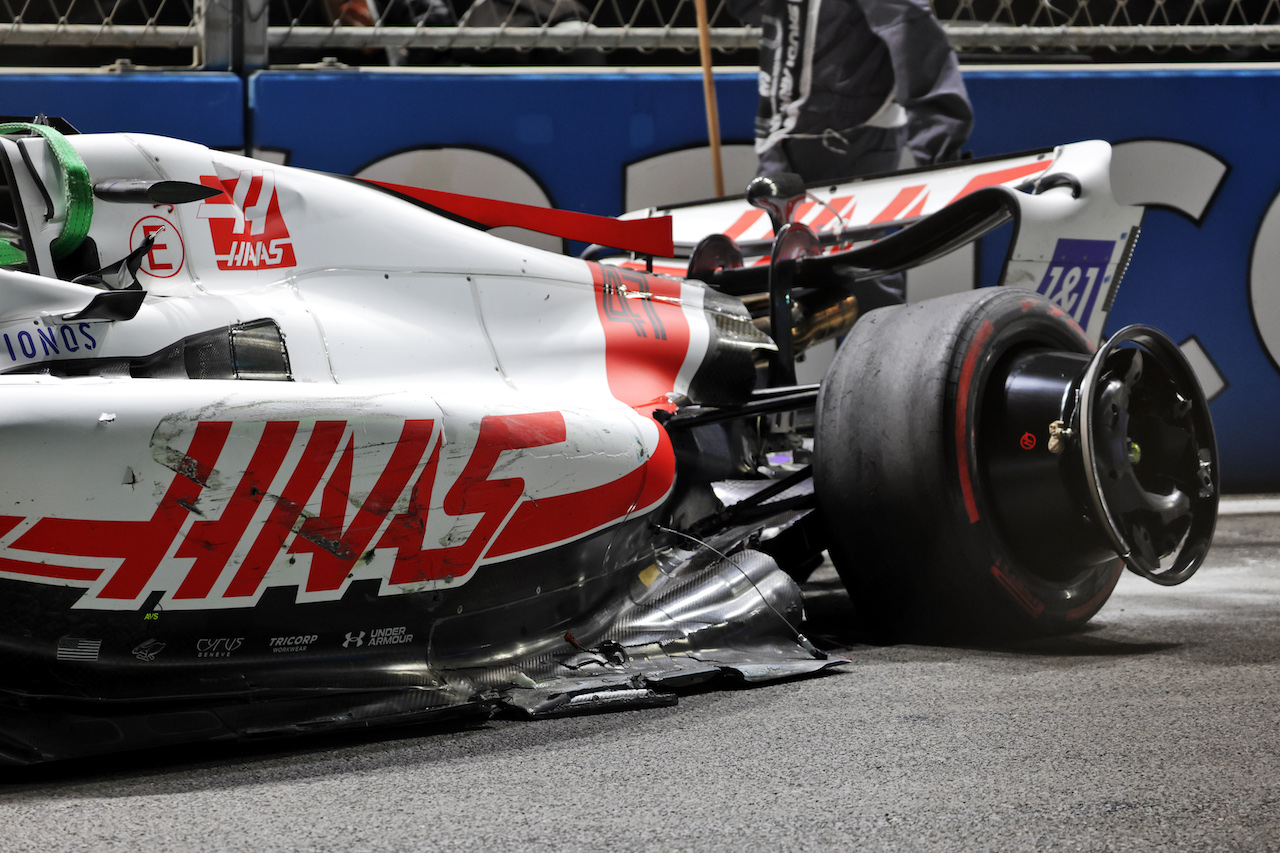 GP ARABIA SAUDITA, The damaged Haas VF-22 of Mick Schumacher (GER) Haas F1 Team is removed from the circuit after he crashed during qualifying.
26.03.2022. Formula 1 World Championship, Rd 2, Saudi Arabian Grand Prix, Jeddah, Saudi Arabia, Qualifiche Day.
- www.xpbimages.com, EMail: requests@xpbimages.com © Copyright: Bearne / XPB Images