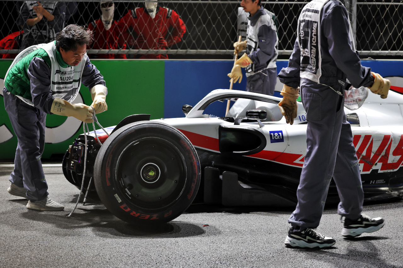 GP ARABIA SAUDITA, The damaged Haas VF-22 of Mick Schumacher (GER) Haas F1 Team is removed from the circuit after he crashed during qualifying.
26.03.2022. Formula 1 World Championship, Rd 2, Saudi Arabian Grand Prix, Jeddah, Saudi Arabia, Qualifiche Day.
- www.xpbimages.com, EMail: requests@xpbimages.com © Copyright: Bearne / XPB Images