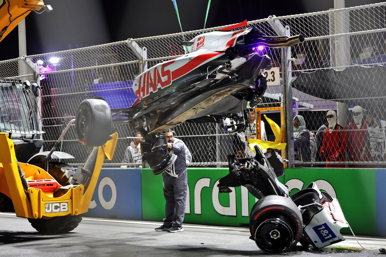 GP ARABIA SAUDITA, The damaged Haas VF-22 of Mick Schumacher (GER) Haas F1 Team is removed from the circuit after he crashed during qualifying.
26.03.2022. Formula 1 World Championship, Rd 2, Saudi Arabian Grand Prix, Jeddah, Saudi Arabia, Qualifiche Day.
- www.xpbimages.com, EMail: requests@xpbimages.com © Copyright: Bearne / XPB Images