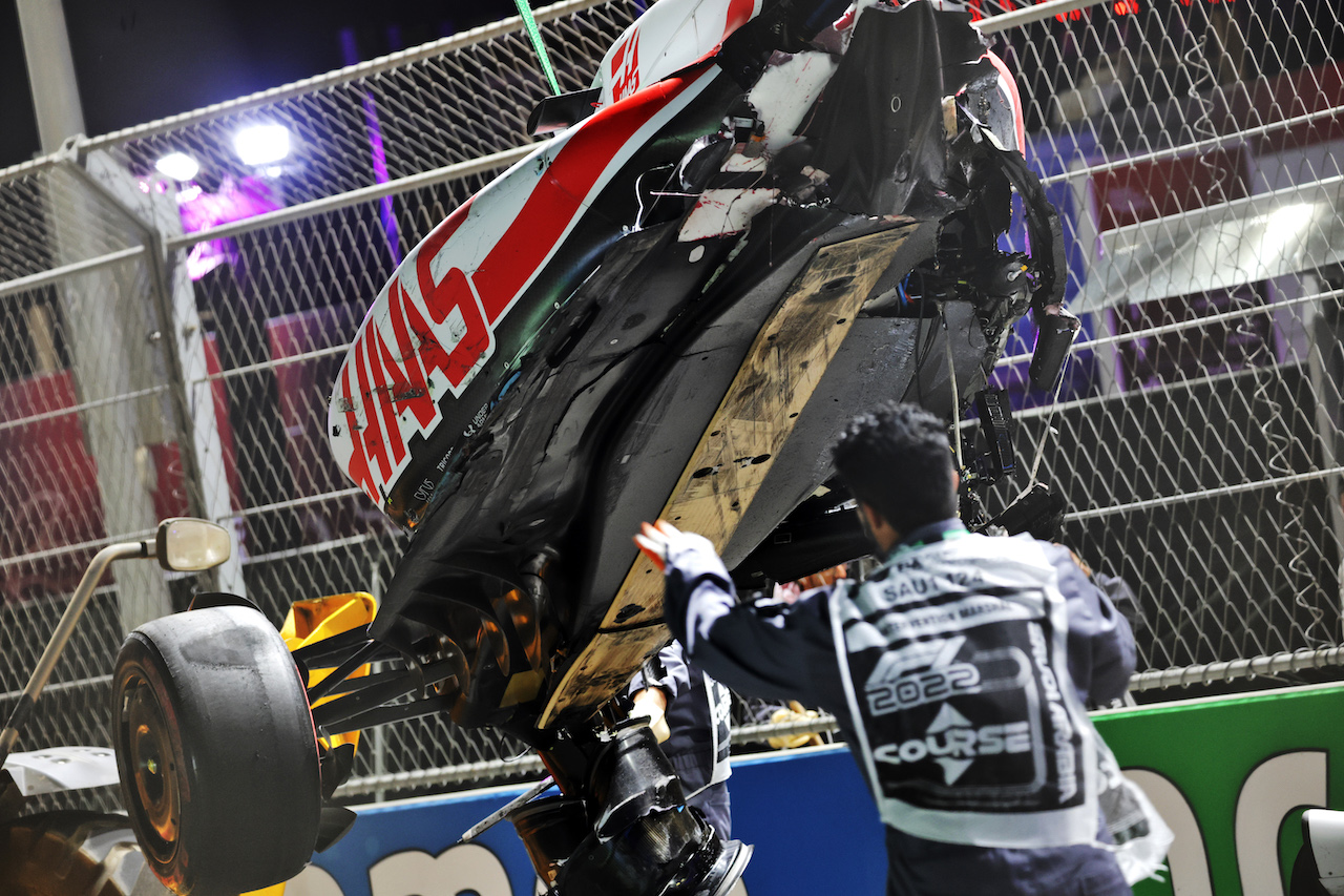 GP ARABIA SAUDITA, The damaged Haas VF-22 of Mick Schumacher (GER) Haas F1 Team is removed from the circuit after he crashed during qualifying.
26.03.2022. Formula 1 World Championship, Rd 2, Saudi Arabian Grand Prix, Jeddah, Saudi Arabia, Qualifiche Day.
- www.xpbimages.com, EMail: requests@xpbimages.com © Copyright: Bearne / XPB Images