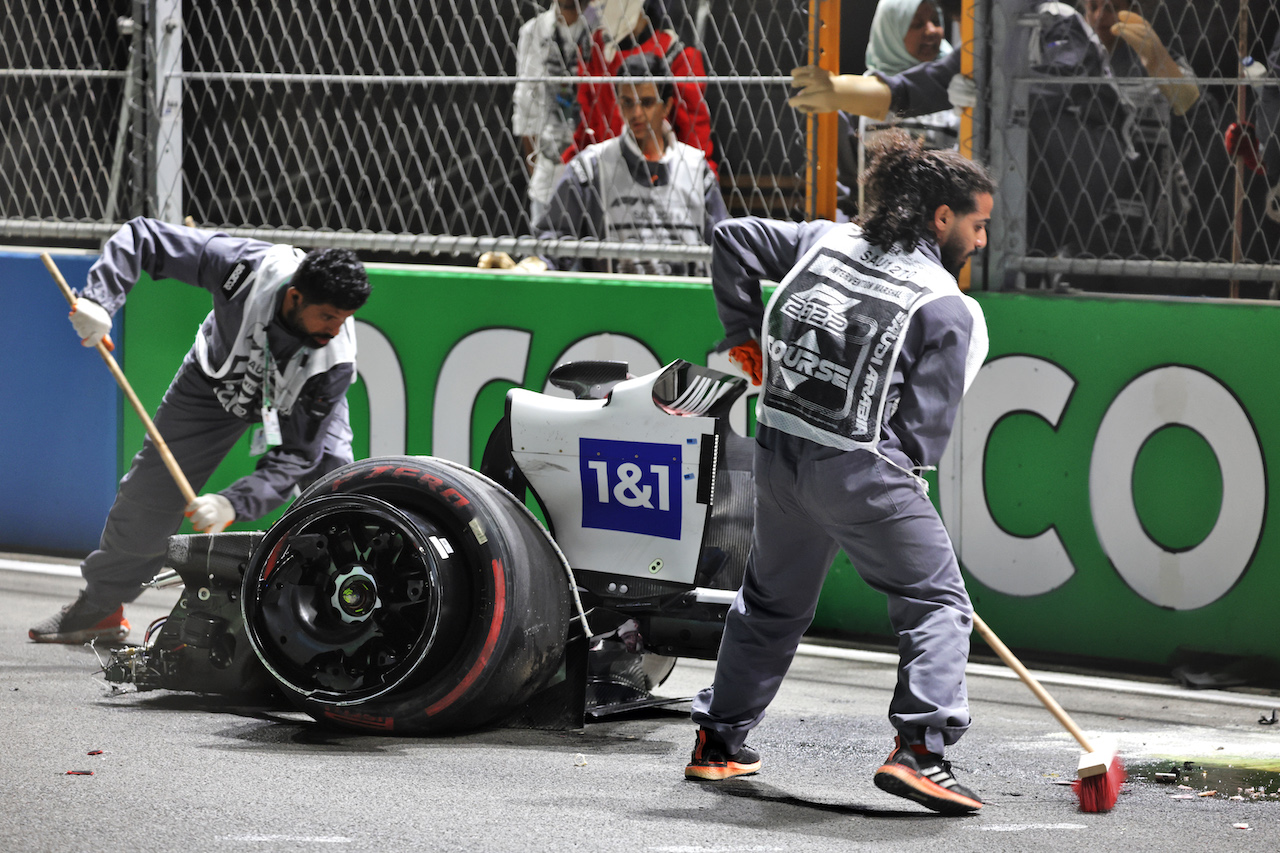GP ARABIA SAUDITA, The damaged Haas VF-22 of Mick Schumacher (GER) Haas F1 Team is removed from the circuit after he crashed during qualifying.
26.03.2022. Formula 1 World Championship, Rd 2, Saudi Arabian Grand Prix, Jeddah, Saudi Arabia, Qualifiche Day.
- www.xpbimages.com, EMail: requests@xpbimages.com © Copyright: Bearne / XPB Images