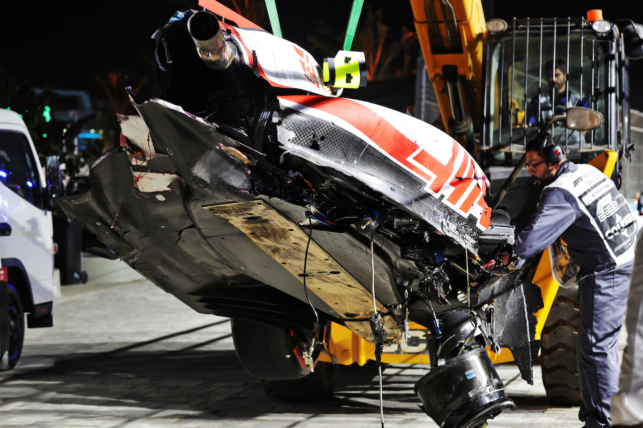 GP ARABIA SAUDITA, The damaged Haas VF-22 of Mick Schumacher (GER) Haas F1 Team is removed from the circuit after he crashed during qualifying.
26.03.2022. Formula 1 World Championship, Rd 2, Saudi Arabian Grand Prix, Jeddah, Saudi Arabia, Qualifiche Day.
- www.xpbimages.com, EMail: requests@xpbimages.com © Copyright: Bearne / XPB Images