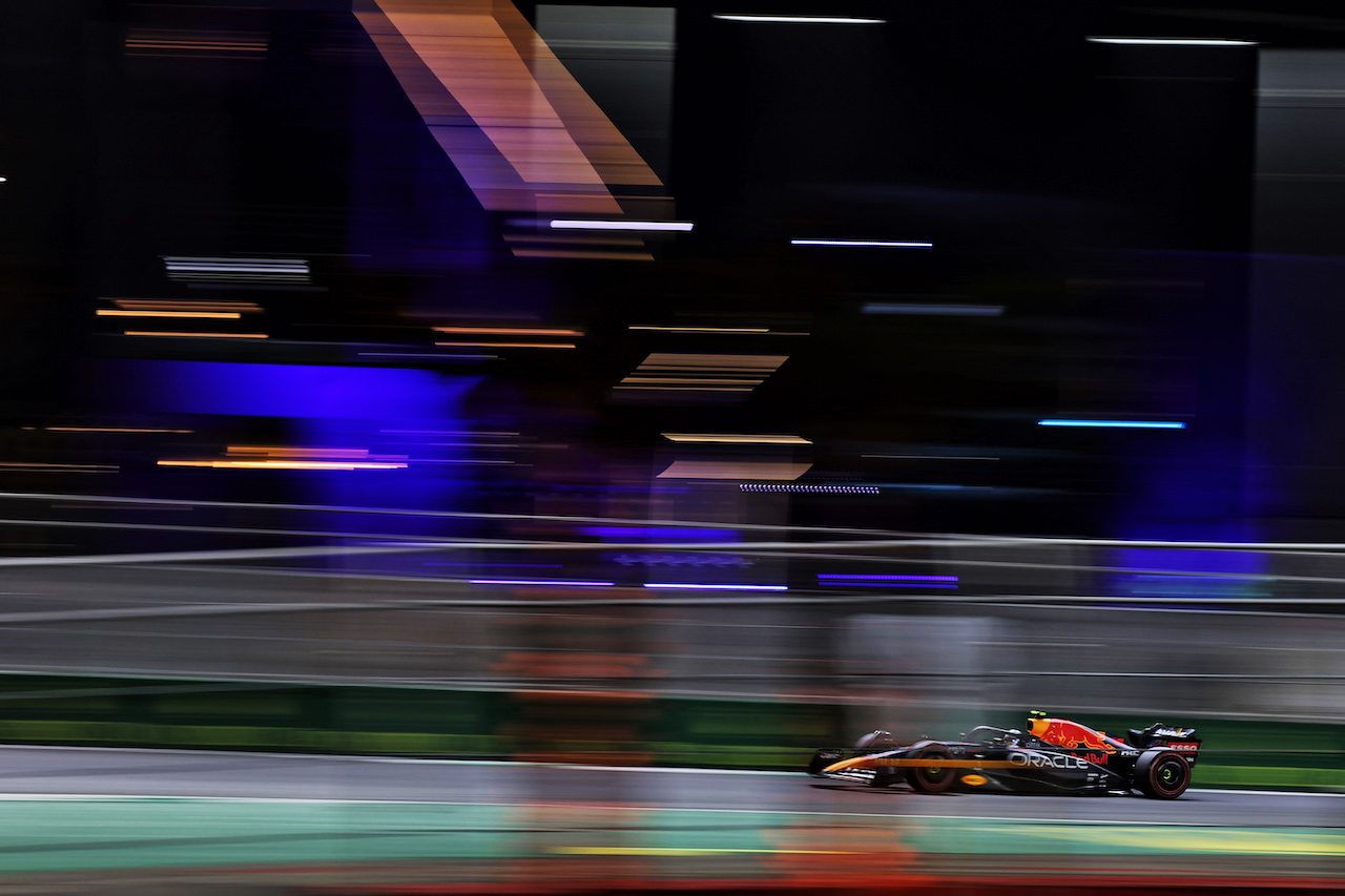GP ARABIA SAUDITA, Sergio Perez (MEX) Red Bull Racing RB18.
26.03.2022. Formula 1 World Championship, Rd 2, Saudi Arabian Grand Prix, Jeddah, Saudi Arabia, Qualifiche Day.
- www.xpbimages.com, EMail: requests@xpbimages.com © Copyright: Bearne / XPB Images